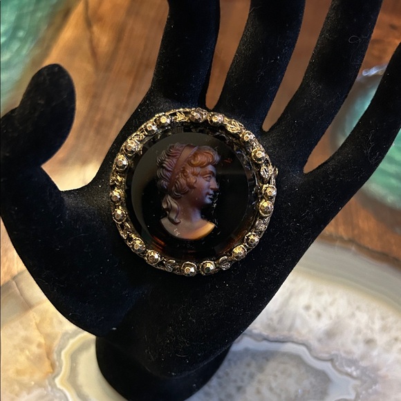 Jewelry - Brooch vintage Juliana DeLizza & Elster cameo brooch 1 3/4”